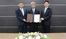 From left: Mr. Eiji Takeichi, President, Toyofuji Shipping Mr. Yasushi Okumura, President, Fukuju Shipping Mr. Shin Ueda, President & CEO, Mitsubishi Shipbuilding