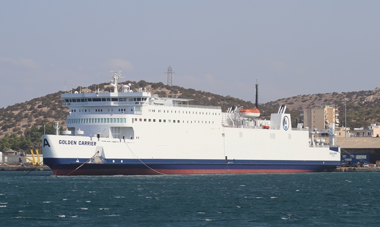 GOLDEN CARRIER © Richard Seville GOLDEN CARRIER © Richard Seville
