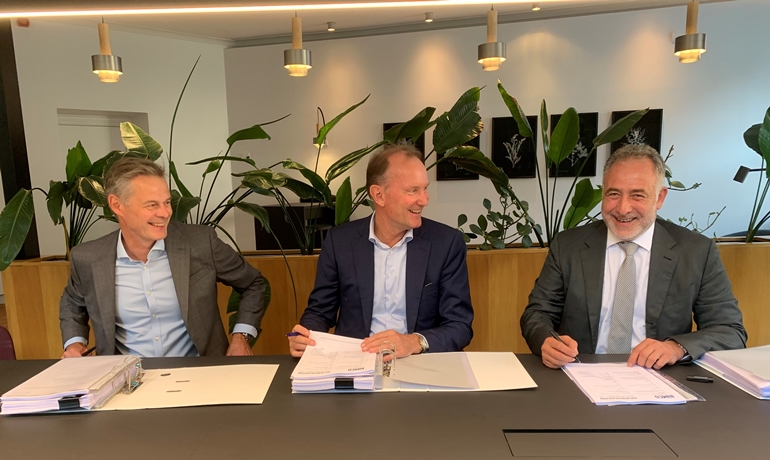 Contract signing. From the left is the managing director of Molslinjen, Carsten Jensen, Molslinjen's chairman of the board, Niels Smedegaard, flanked by the chairman of the board of Cemre Shipyard, Orhan Gûlcek.